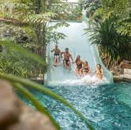 vakantiepark met subtropisch zwembad