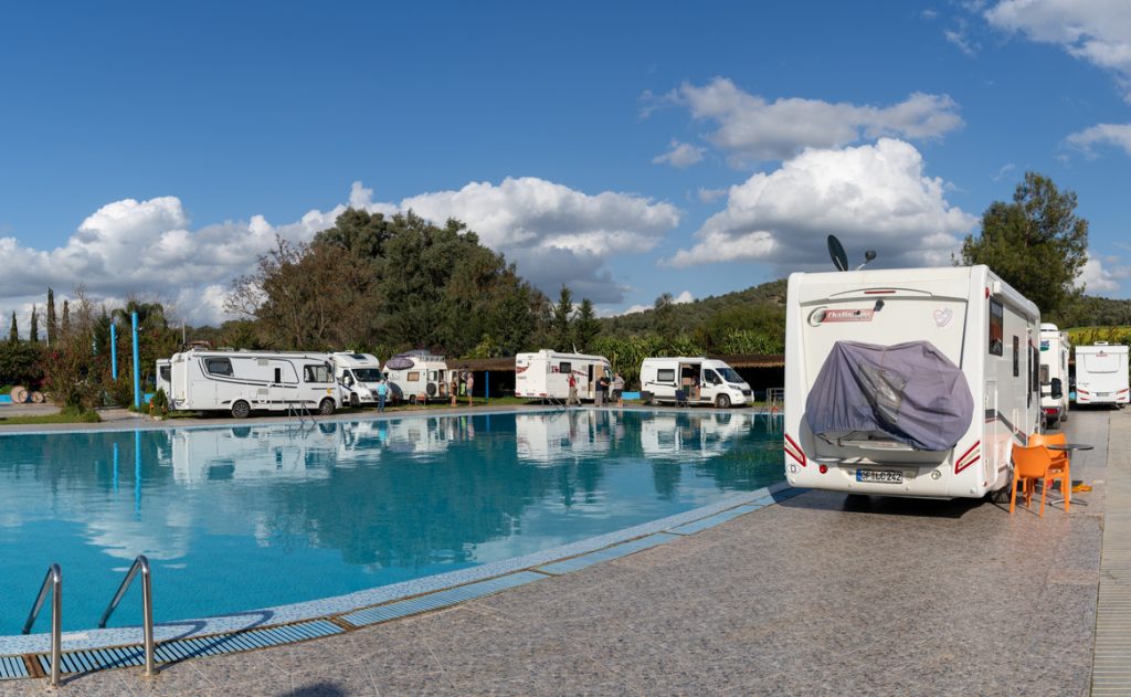 kleine camping met zwembad