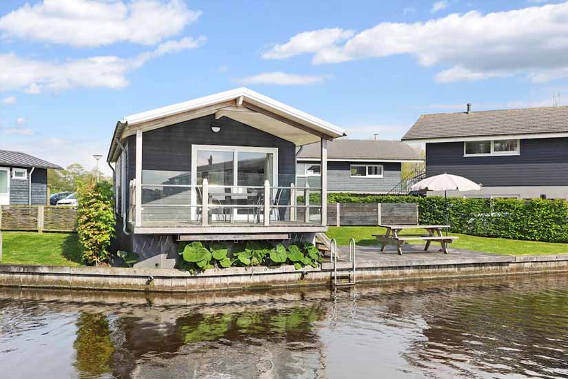 vakantie met hond aan water